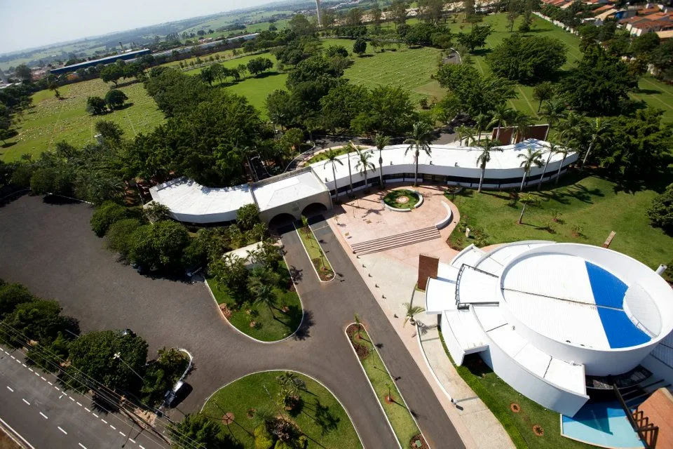 Vista aérea do Jardim da Paz com prédios, estacionamento e jardins